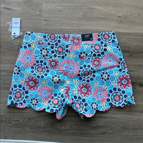 Crown and Ivy blue floral shorts scalloped hem front and back pockets size 8 - Picture 3 of 10